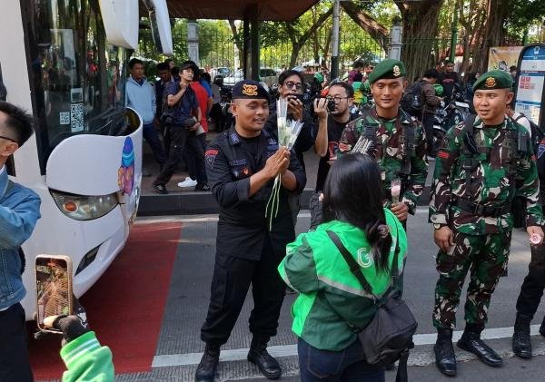 Komunitas Ojol Bagikan Ribuan Mawar untuk Polri dan TNI di Sekitar Monas, Tegaskan Tolak Provokasi