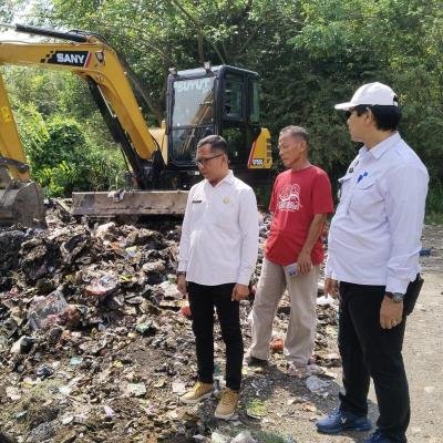 Camat Taktakan Angkut Sampah di Pinggir Jalan, Dukung Program “Serang Bersih”