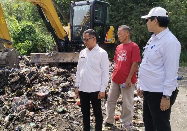 Camat Taktakan Angkut Sampah di Pinggir Jalan, Dukung Program “Serang Bersih”