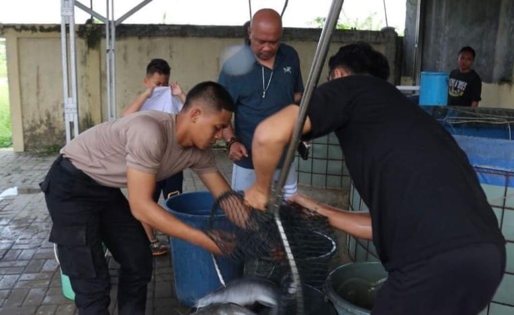 Kapolres Serang Panen Lele Bersama Warga, Pererat Silaturahmi dan Dukung Ketahanan Pangan