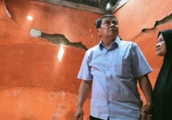 Bupati Tangerang Tinjau Dua Rumah Warga Tak Layak Huni, Janji Langsung Direhab