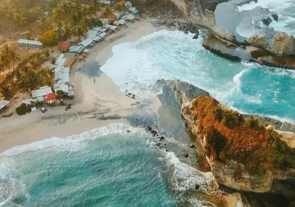 Nikmati Panorama Pasir Putih dan Deburan Ombak Eksotis di Pantai Klayar Pacitan