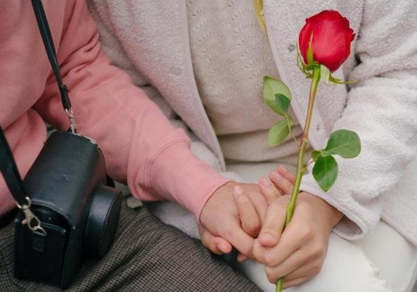 Fenomena Throning dalam Kencan di Tahun 2024: Tren dan Implikasinya