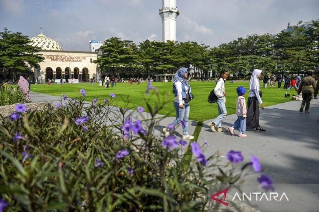 Dijamin Betah, Inilah Pesona Taman Alun-Alun Bandung yang Ramai Dikunjungi