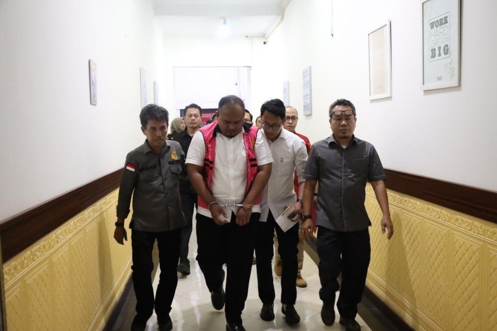 Penahanan Tersangka Korupsi Pengelolaan Sampah oleh Kejati Banten