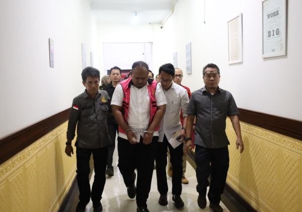 Penahanan Tersangka Korupsi Pengelolaan Sampah oleh Kejati Banten