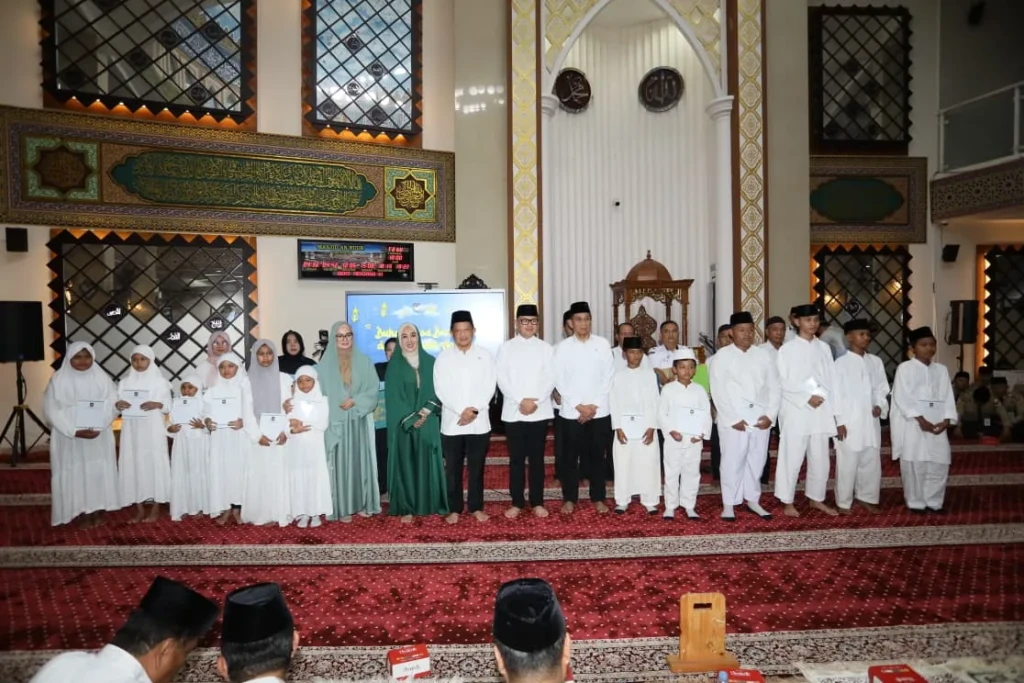 Mendagri Tito Karnavian Serahkan Bantuan kepada Anak Yatim dalam Agenda Buka Bersama Kemendagri