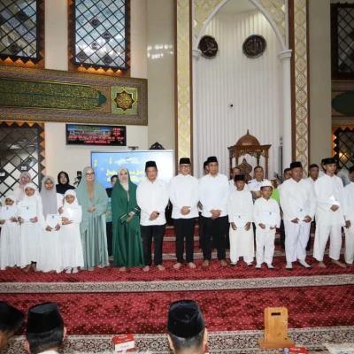 Mendagri Tito Karnavian Serahkan Bantuan kepada Anak Yatim dalam Agenda Buka Bersama Kemendagri