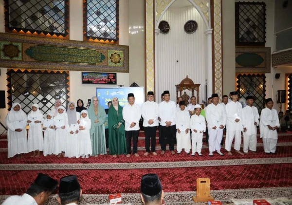 Mendagri Tito Karnavian Serahkan Bantuan kepada Anak Yatim dalam Agenda Buka Bersama Kemendagri