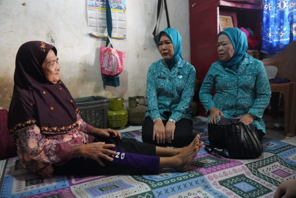 TP PKK Sumsel Salurkan Bantuan Sosial kepada Warga Talang Kepuh dalam Peringatan HKG PKK ke-54