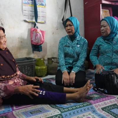 TP PKK Sumsel Salurkan Bantuan Sosial kepada Warga Talang Kepuh dalam Peringatan HKG PKK ke-54