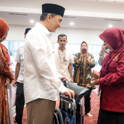 Wagub Banten Serahkan Bantuan Kursi Roda bagi Warga Penderita Stroke di Curug