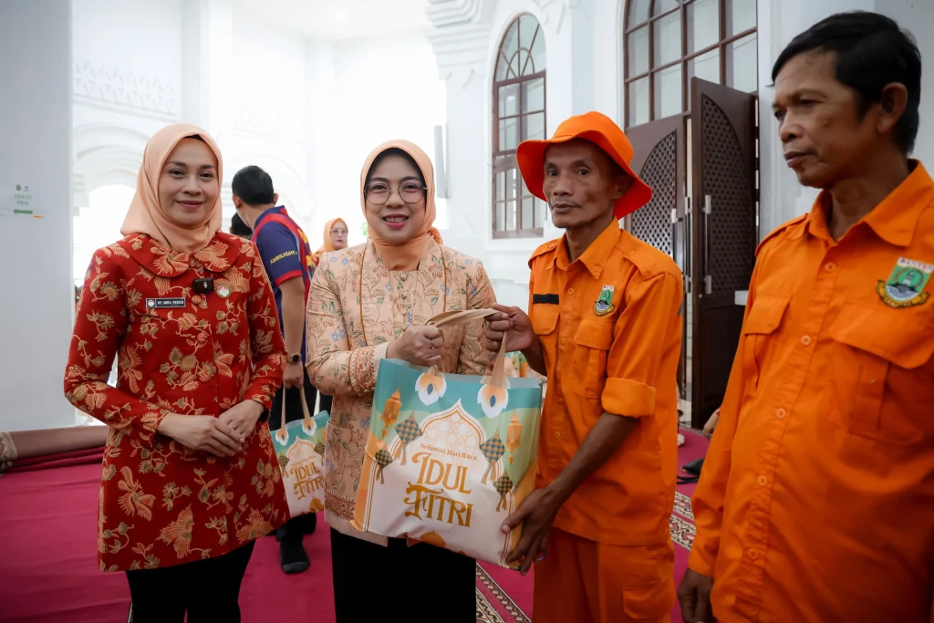 Dharma Wanita Provinsi Banten Berbagi Kepedulian kepada Petugas Kebersihan KP3B