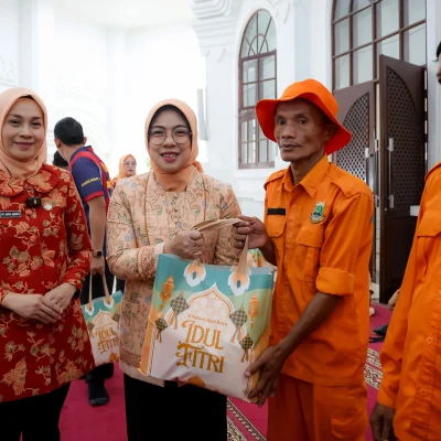 Dharma Wanita Provinsi Banten Berbagi Kepedulian kepada Petugas Kebersihan KP3B