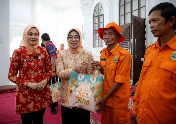 Dharma Wanita Provinsi Banten Berbagi Kepedulian kepada Petugas Kebersihan KP3B