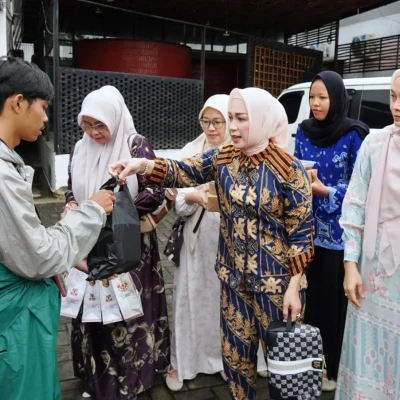 Dekranasda Lampung Bagikan 1.500 Takjil, Sambut HUT Dekranas