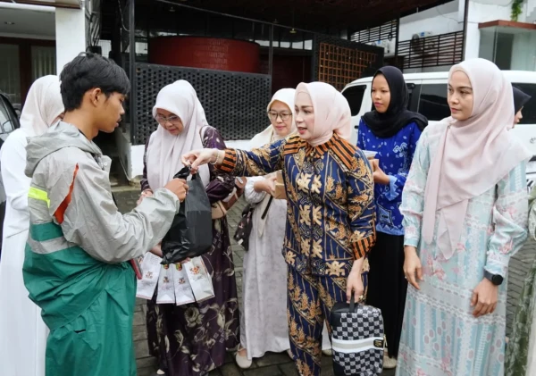 Dekranasda Lampung Bagikan 1.500 Takjil, Sambut HUT Dekranas