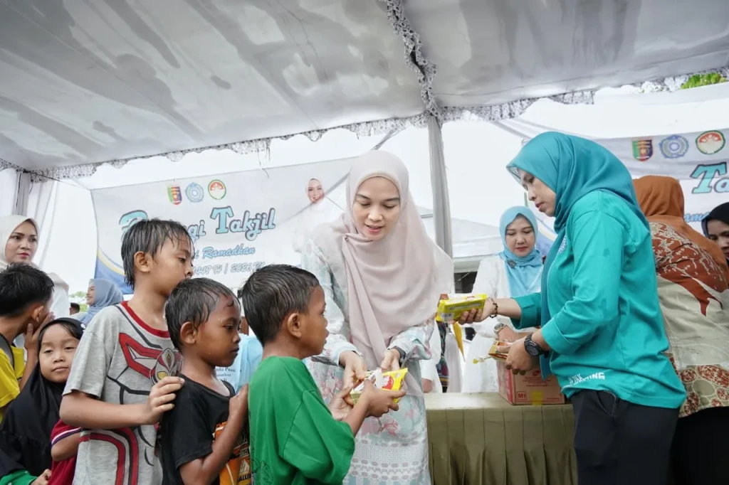 Hujan Tak Halangi PKK Lampung Berbagi 450 Takjil