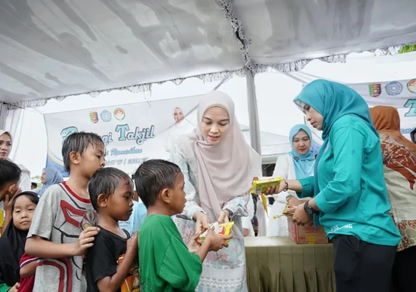Hujan Tak Halangi PKK Lampung Berbagi 450 Takjil