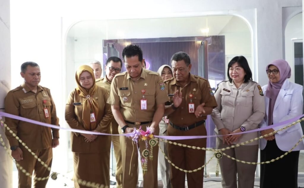 Pj Bupati Tangerang, Andi Ony, meresmikan Klinik Hewan milik Pemkab Tangerang di Kecamatan Curug, sebagai fasilitas kesehatan hewan pertama dan terlengkap di Provinsi Banten, Selasa (17/12/24). (Dok/Istimewa)