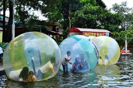 Taman Wisata Matahari, destinasi favorit di Puncak Bogor, menawarkan pengalaman liburan seru dengan berbagai wahana air, permainan edukatif, dan spot alam yang memukau. (Foto: Sumber Travel Kompas