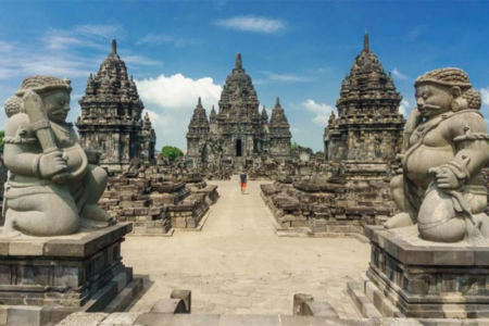 Dengan arsitektur megah dan detail relief yang luar biasa, Candi Prambanan menjadi bukti kejayaan kerajaan Hindu di masa lampau. (Foto: sumber TOBA Ido)