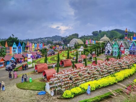 Flora merupakan destinasi wisata kekinian dengan aksen pemandangan bunga yang tertata apik dan indah. (Foto: sumber Niagatour)