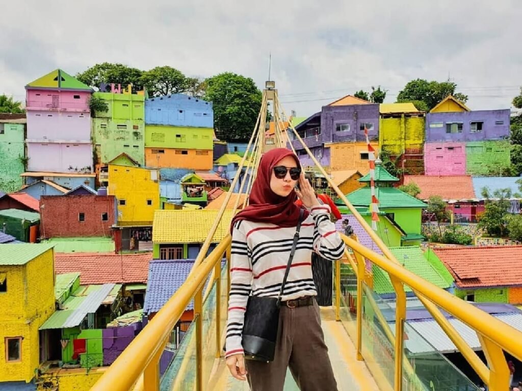 Berjalan di Kampung Warna Warni Jodipan, seperti masuk ke dalam dunia fantasi. (Foto: sumber Travel Malang)