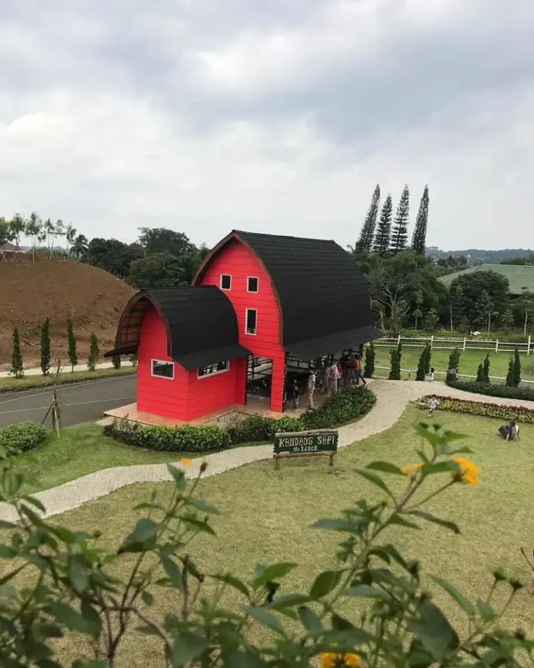 Dengan taman bunga yang indah, bangunan bergaya klasik, dan berbagai aktivitas seru, The Ranch siap memberikan liburan yang tak terlupakan. (Foto: Sumber Orami)