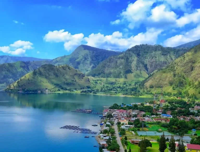 Dikelilingi perbukitan hijau dan udara sejuk, Danau Toba adalah destinasi wajib dikunjungi. Dari pesona alam hingga kearifan lokal tempat ini punya segalanya. (Foto:Sumber Radar Malioboro)