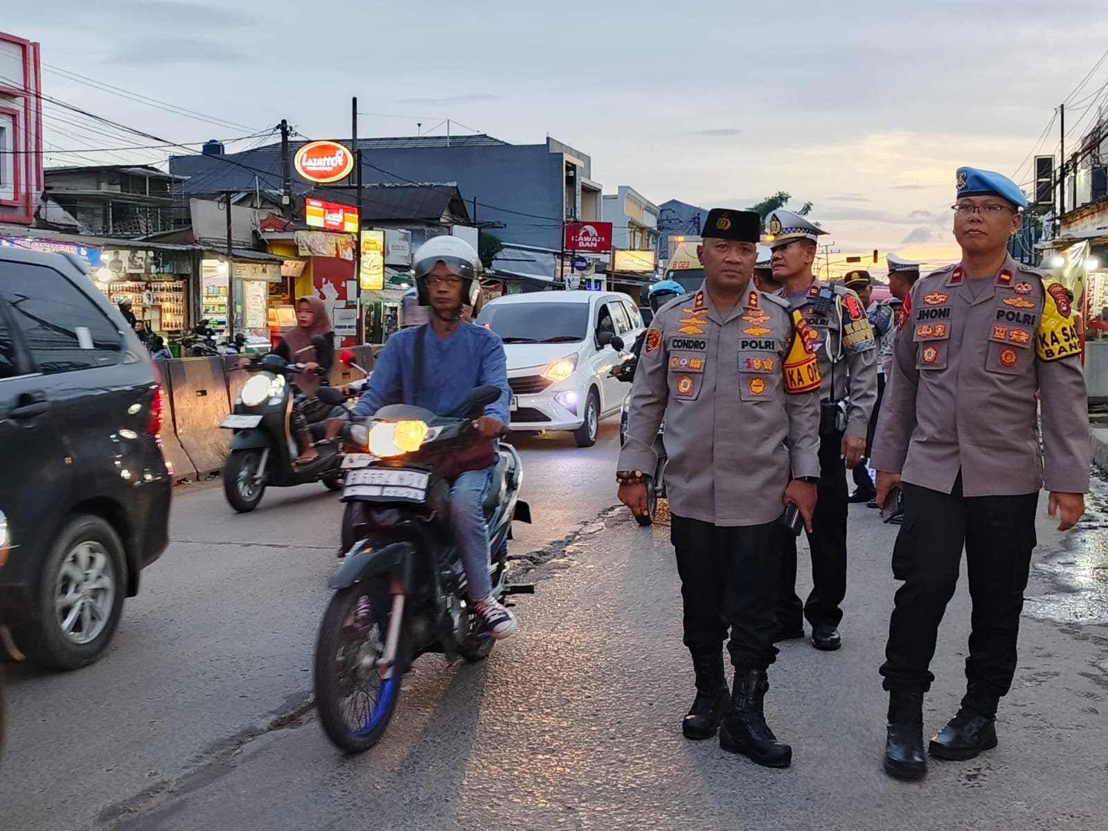 Kapolres Serang Pantau Pospam, Berikan Arahan Personil Sambil Berbagi Takjil